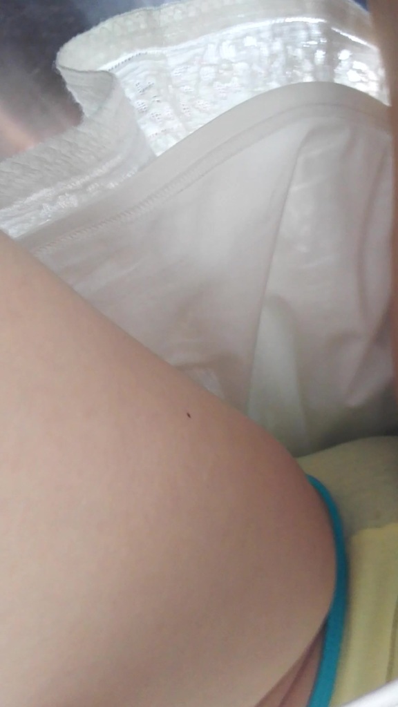 抄底地鐵口扶梯偷窺白裙運動款黃內褲大學老師 55.jpg