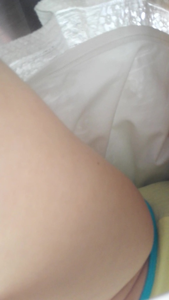 抄底地鐵口扶梯偷窺白裙運動款黃內褲大學老師 54.jpg