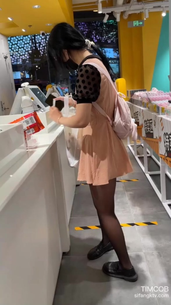 黑丝抄底他妈的爽爆了好吗？还是带花纹的，全给她骚完了！愣着干嘛啊 01.jpg.jpg