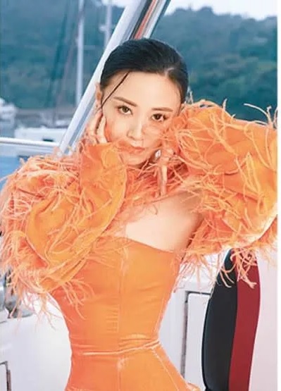 2 朱晨麗貼身長裙，凸顯纖腰。.jpg