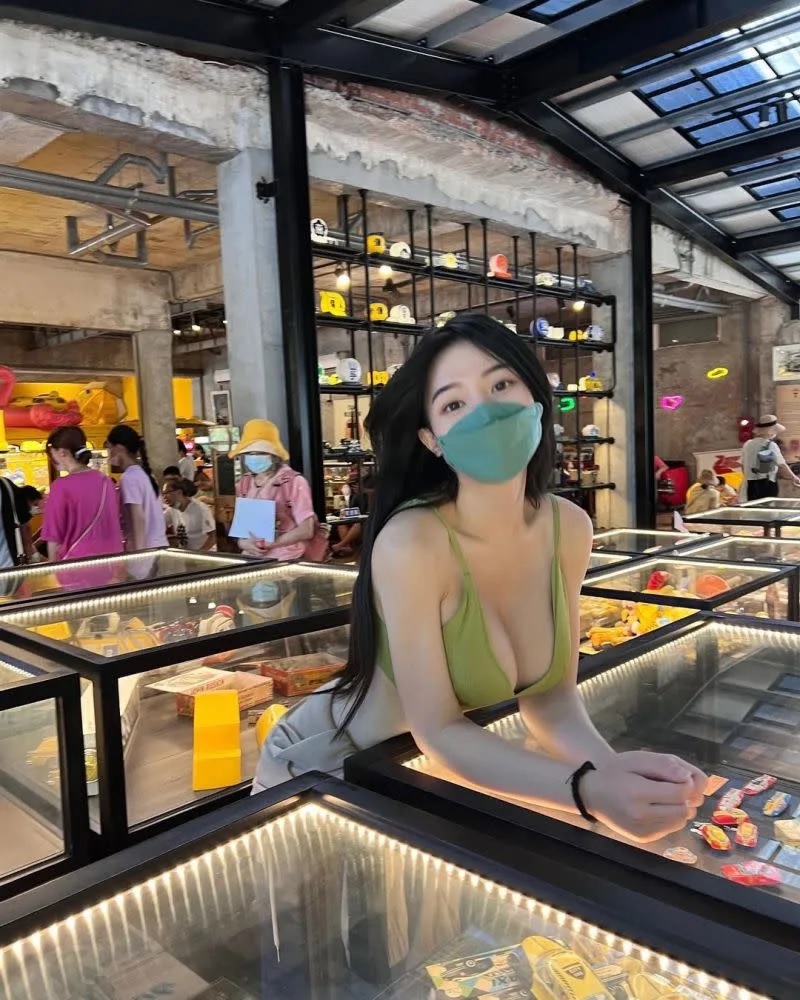 6 綠肥兒在計程車博物館留影。（圖／綠肥兒IG）.jpg