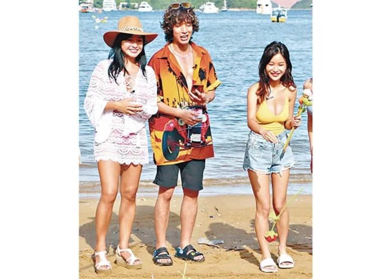 4 陳思圻與張明偉做主持，睇住參賽者鍾曦南玩遊戲。.jpg