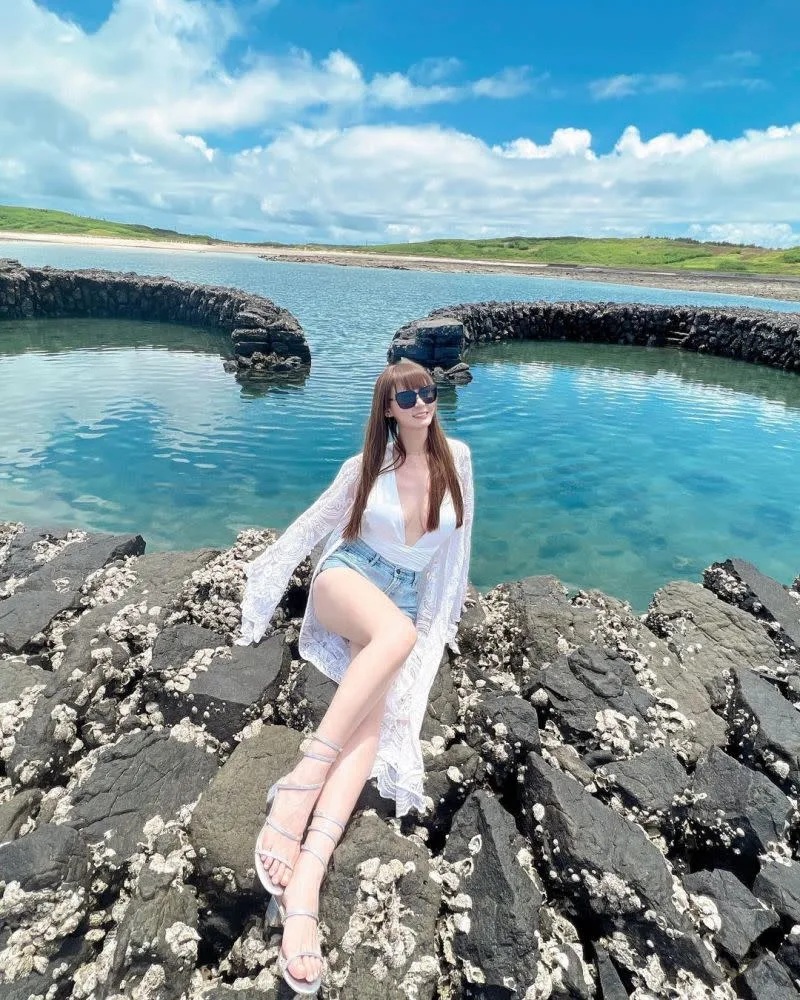 2 短今在澎湖取景秀出大長腿。（圖／翻攝短今IG）.jpg