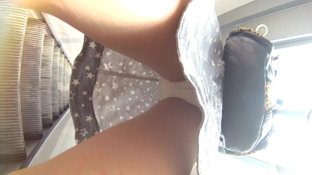 高鐵站偷拍六個美女和少婦裙底風光,清一色誘人白皙長腿和性感內內恨不得扒光撲上去(上 46.jpg.jpg