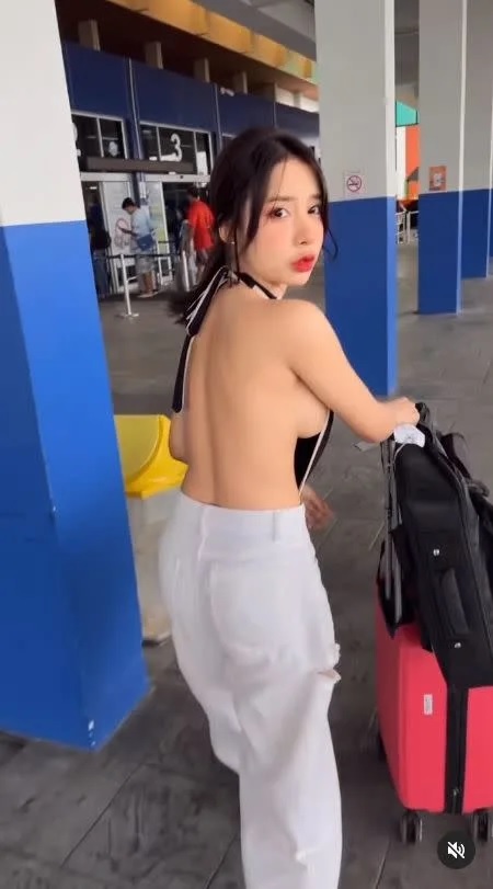 3 辣妹回頭看拍攝者，春光盡顯。.jpg