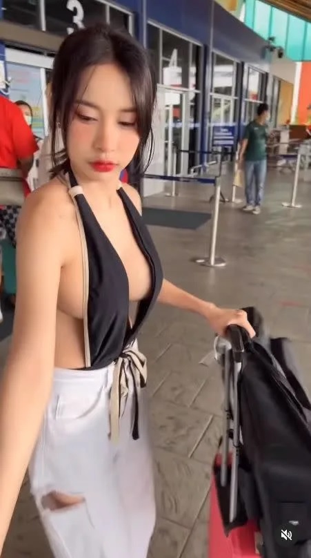 4 辣妹絲毫不怕走光。.jpg