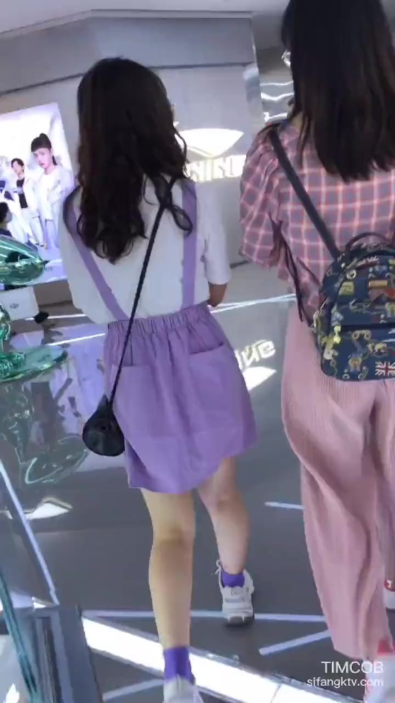 街拍抄底美腿丝袜紧身牛仔裤包臀裙热裤 01.jpg