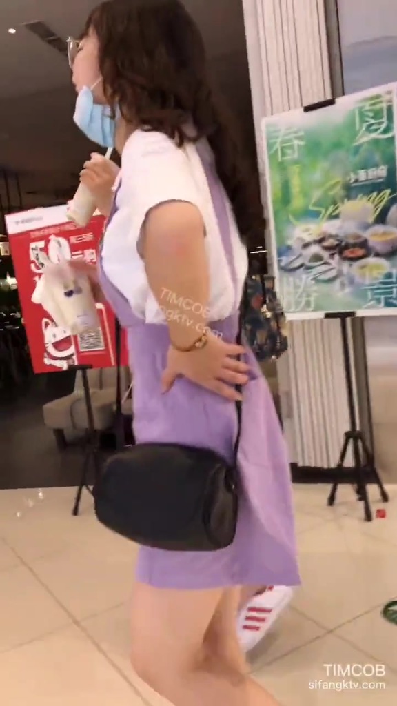 街拍抄底美腿丝袜紧身牛仔裤包臀裙热裤 22.jpg