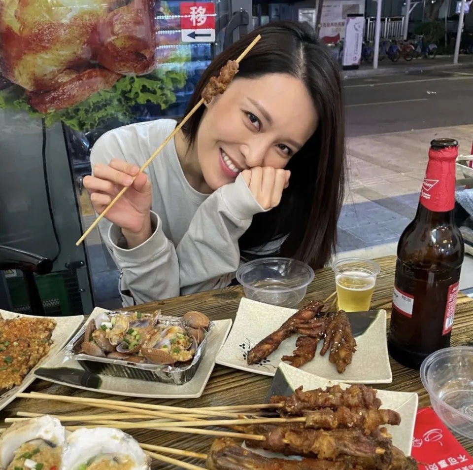 7 張曦雯也曾表示，由於疫情不能做gym，唯有特別控制飲食，但自己喜歡吃炸、飯和麵包等食物，因此決定在餐前飲2大杯水，增加飽肚感。.jpg.jpg