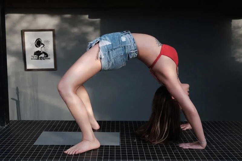 2 温嵐示範塑身操。（圖／嵐圖娛樂提供）.jpg