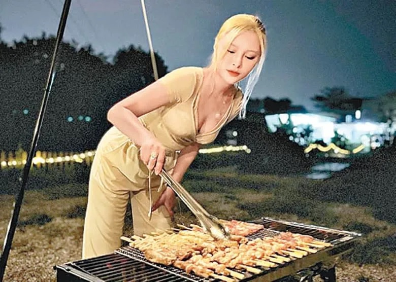 蔚雨芯趁出發前陪家人BBQ兼賞月。.jpg