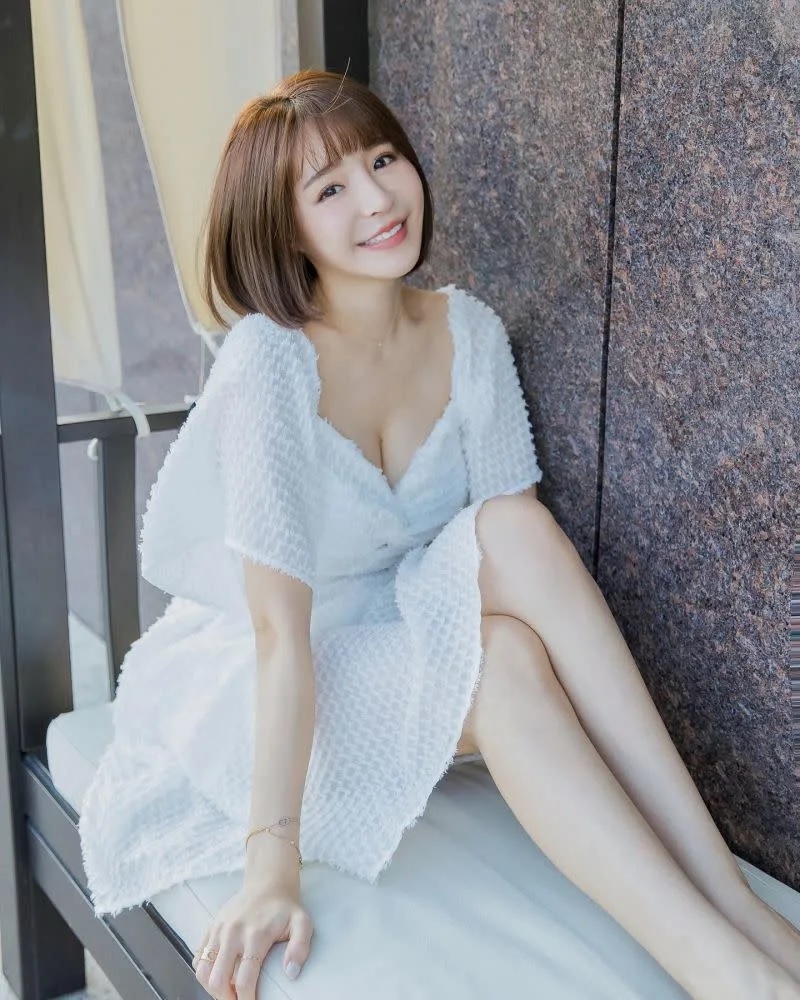 2 ▲「呆萌女神」元元曾出過多本暢銷寫真集，在IG坐擁98.6萬名粉絲追蹤。.jpg.jpg