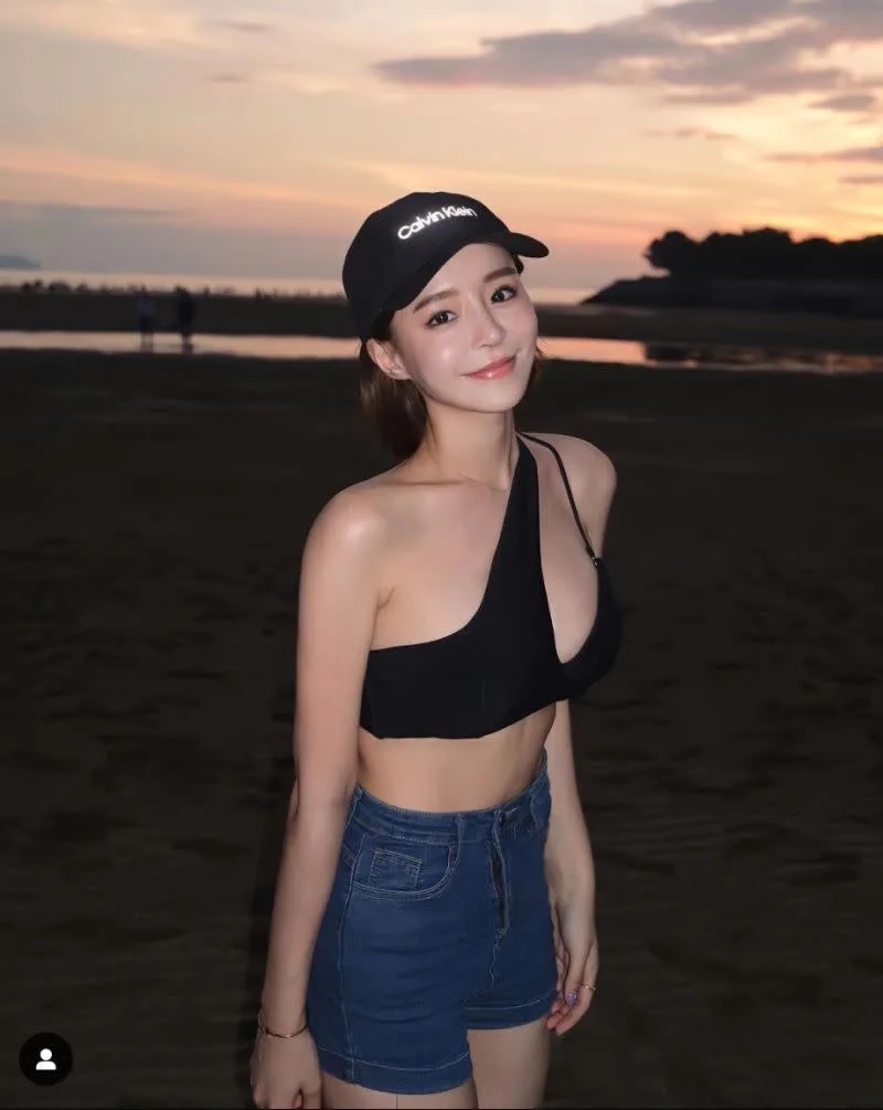 4 元元身穿「裂超大」的黑色比基尼。.jpg