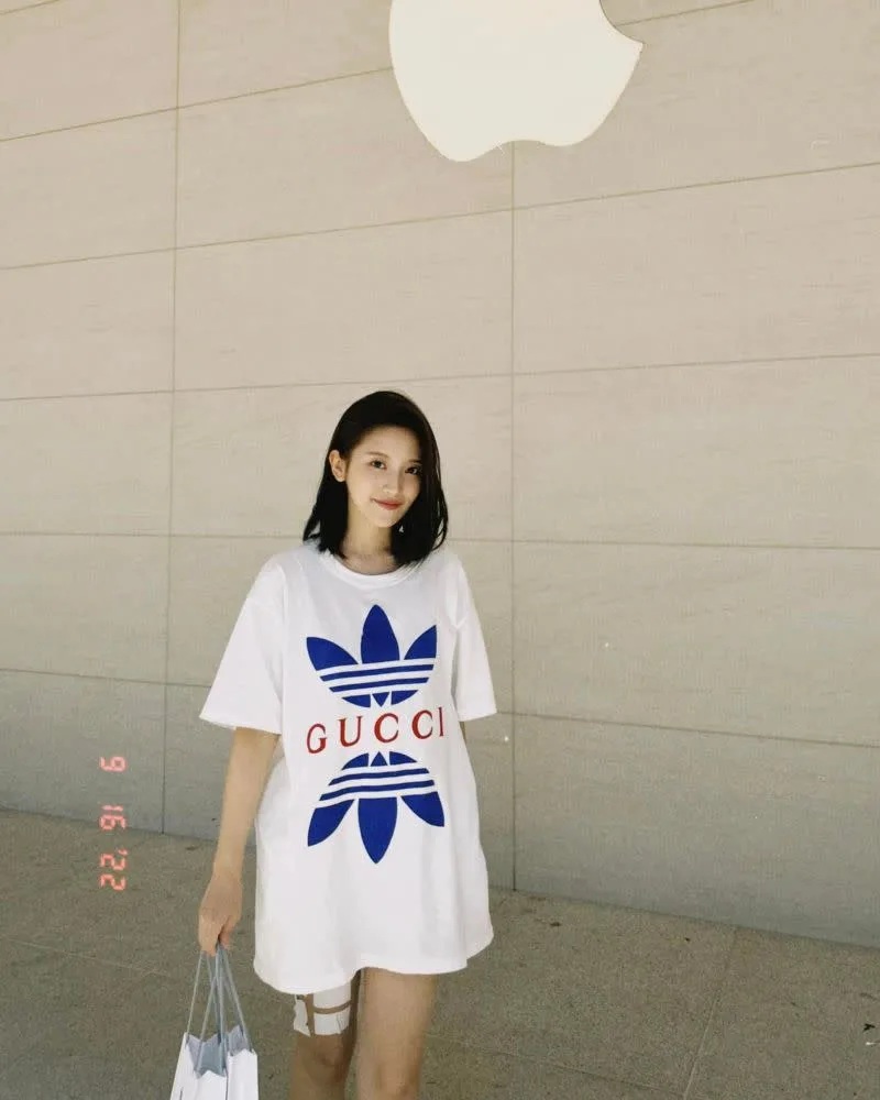 2 蔡瑞雪炫耀搶到iPhone新手機。.jpg