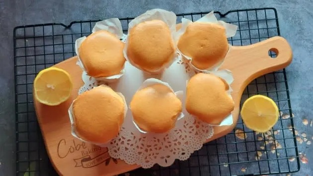 一款懷舊蛋糕款，今次加入檸檬汁同檸檬皮，創新既味道非常清新，口感軟綿綿，小朋友好喜歡.jpg.jpg