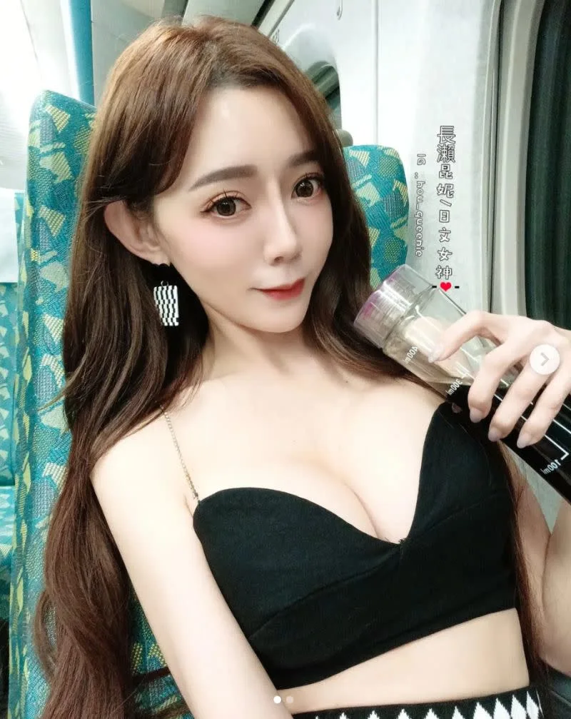 2 「日文女神」長瀨昆妮在高鐵上脫罩秀雙峰。.png