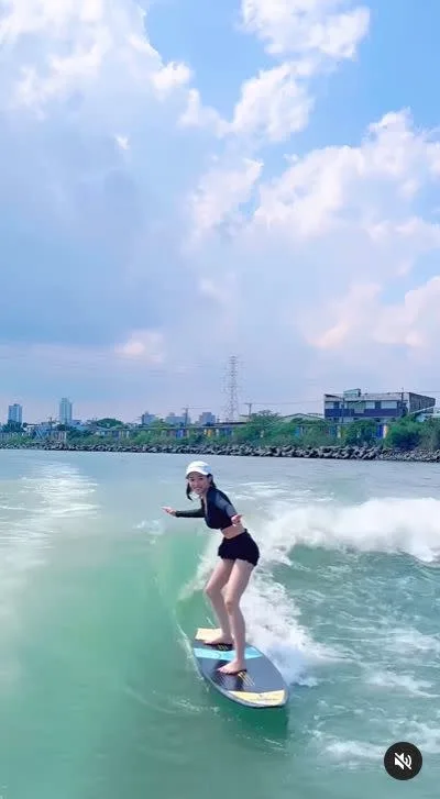 4 蔡瑞雪衝浪美姿，身材曲線畢露。.png