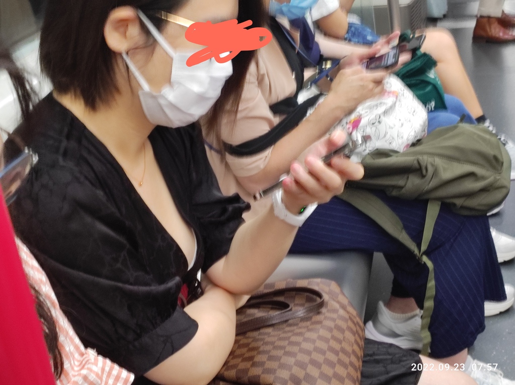 專心看手機的美女