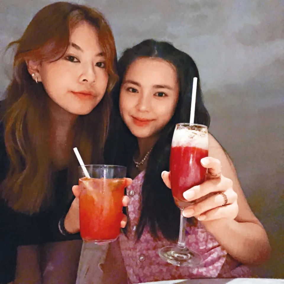 ■姚焯菲與同性好友合照。.jpg