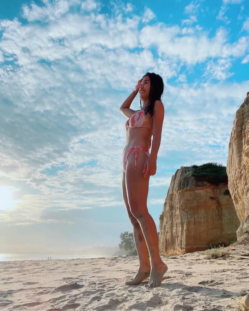 5 小嫻享受異國陽光和海灘。.jpg