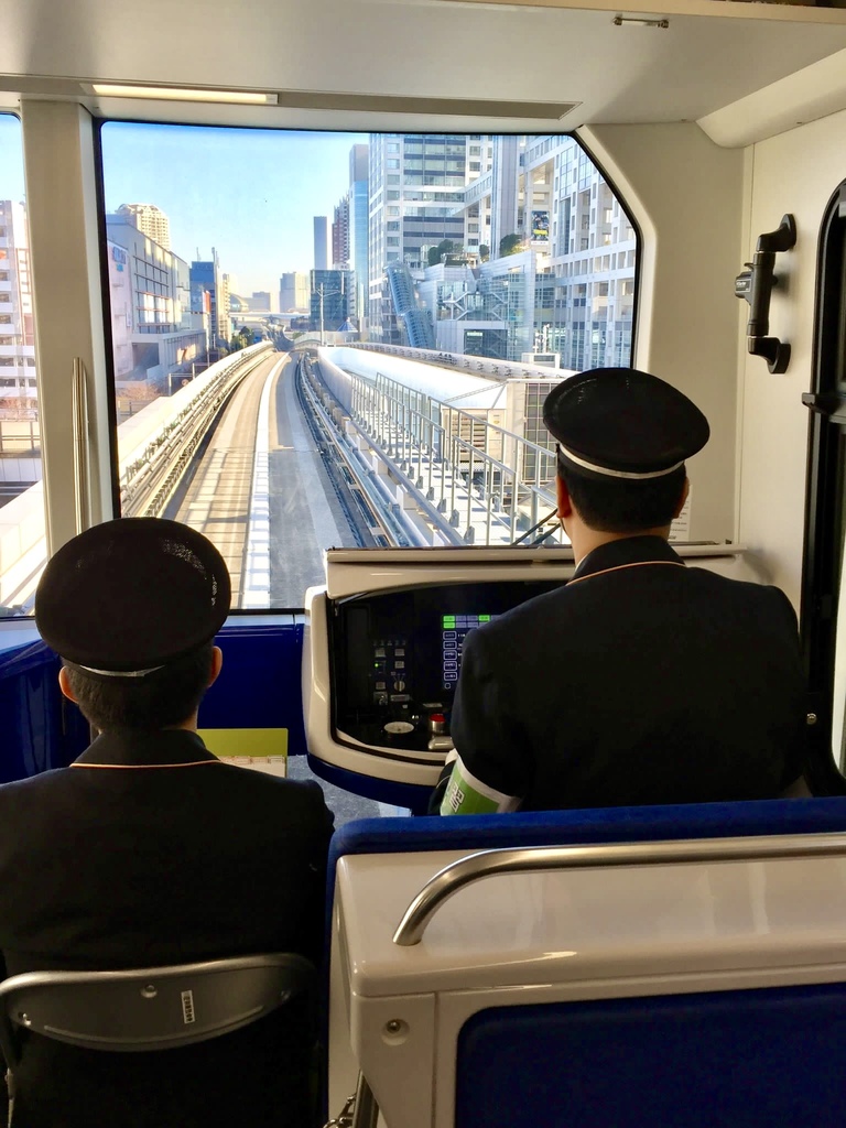 無人駕駛竟然有人