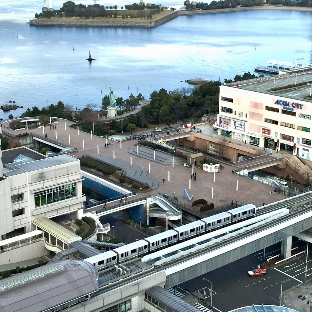 右邊是其中一個商場