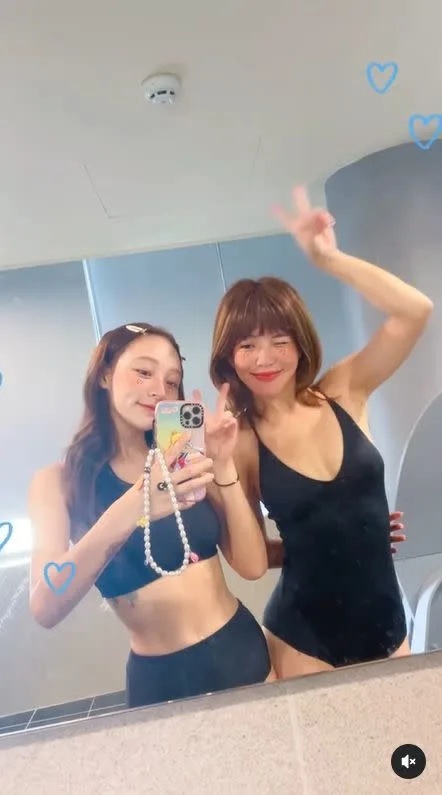 4  ▼林襄（左）和壯壯玩自拍，雙姝小秀身材福利。.jpg