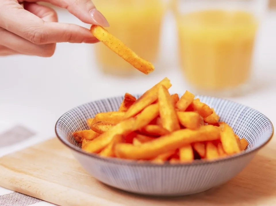 2   香脆薯條表層沾滿「熱浪」獨特調味料，口感鬆脆不油膩。.jpg