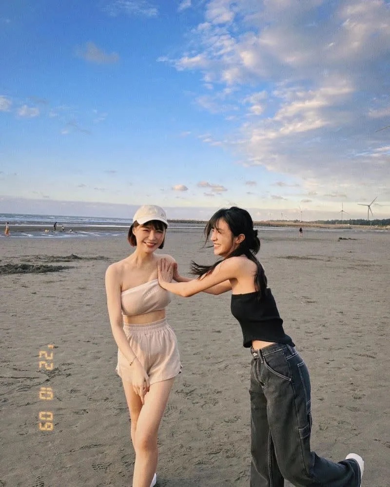 11 ▲元元和好友在海灘玩耍，笑說「被襲胸了」。.jpg