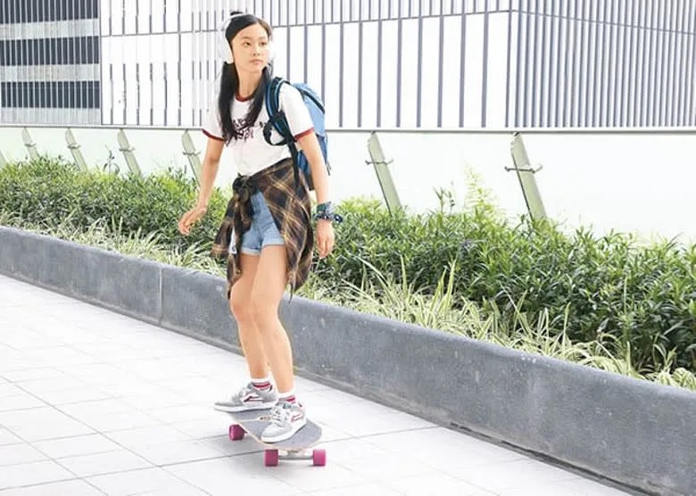 郭柏妍專誠上堂學踩滑板。.jpg