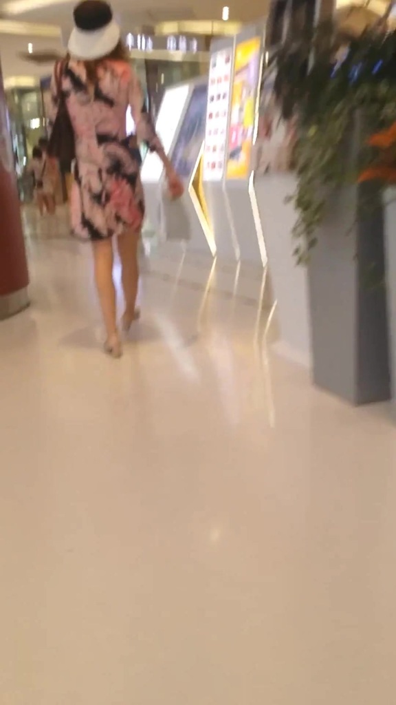 精彩抄底-地鐵站跟拍花裙高跟美少婦白丁內毛毛超級旺盛 63.jpg