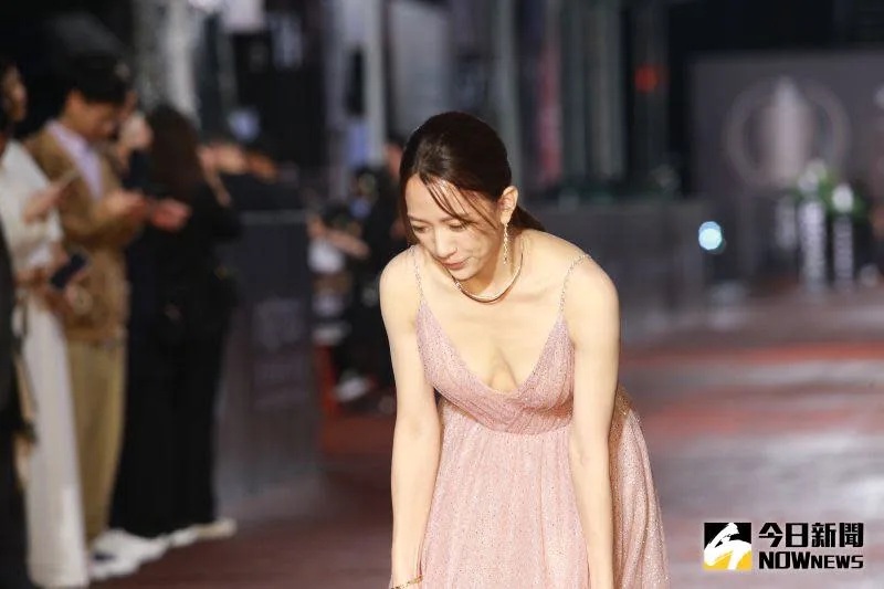 2 范宸菲深V禮服辣秀完美胸型。.jpg