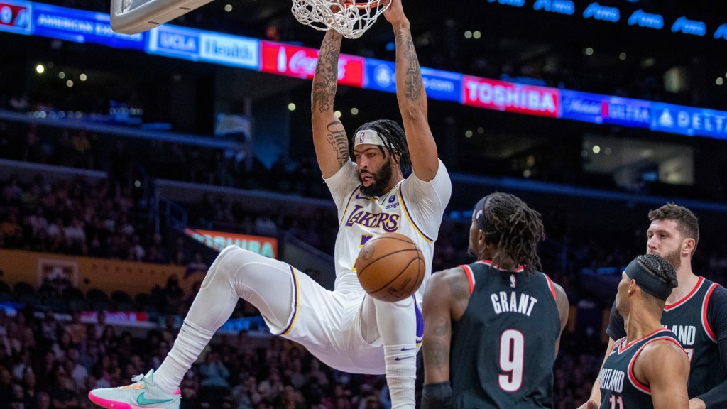 Anthony_Davis_Dunks_vs_Portland_102322.jpg.thumb.1280.1280.jpg