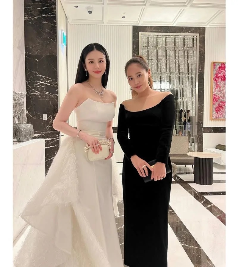 3  沈月（左）穿低胸禮服，豐滿上圍無所遁形。.jpg