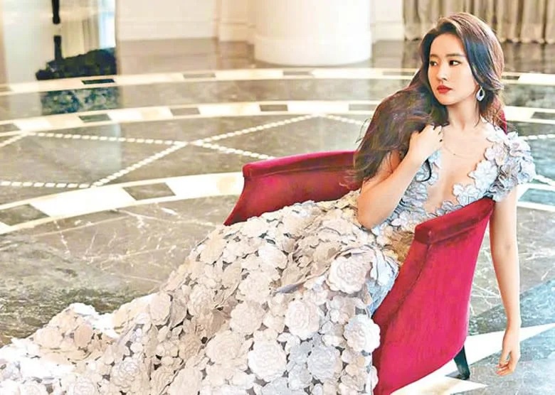 劉亦菲穿上Deep V晚裝，高貴又性感。.jpg