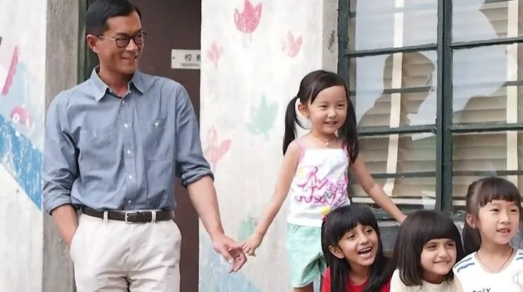 3 古天樂演出2015年電影《五個小孩的校長》時，跟「珠女」王詩雅相當投緣。.jpg.jpg