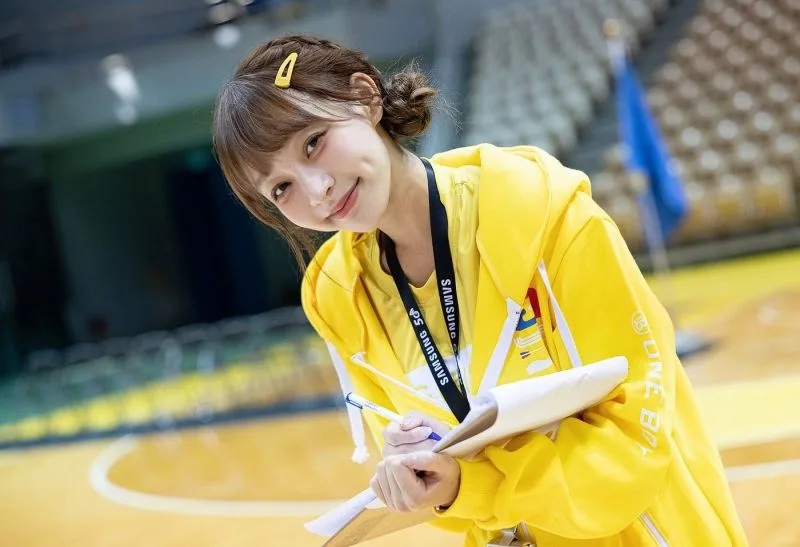 1 林襄起床玩自拍，貌似裸睡照片曝光。.jpg