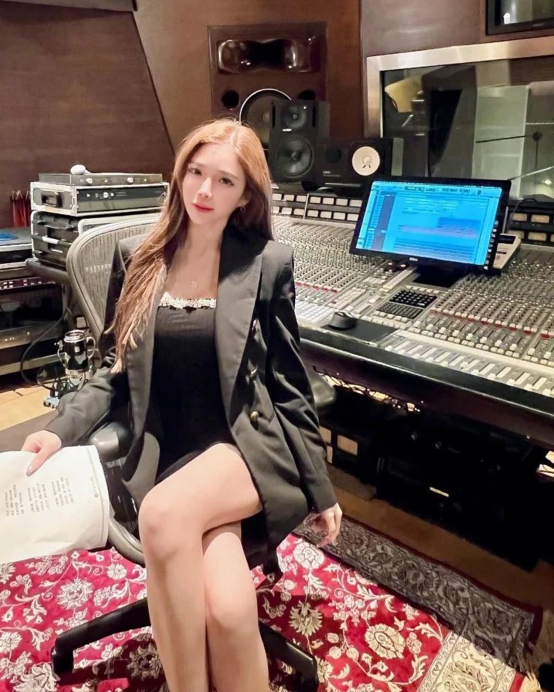 2 藍星蕾2019年榮獲亞太區百大DJ第25名，也是演員、平面模特兒及小提琴演奏家，目前在台灣演藝圈發展。.jpg.jpg