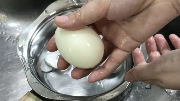 2 雞蛋放室溫水大火煮，煮到水沸轉小火煮5分鐘，沖食用水直至鍋中水變涼，在水裏剝殼.jpg.jpg