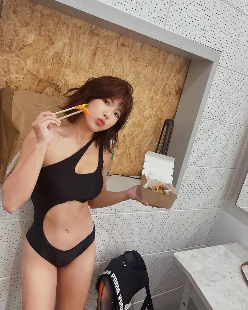 5  壯壯穿挖洞泳裝吃炸物，有種衝突感。.jpg