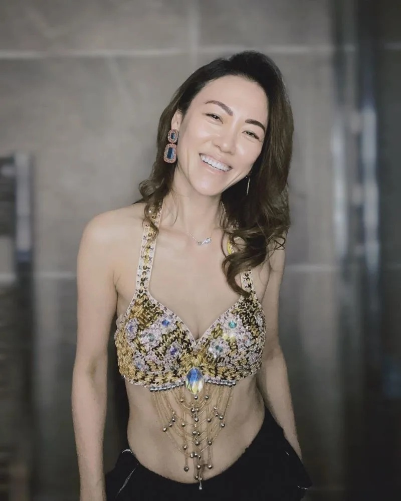 4 石頭的老婆換上肚皮舞衣，展露好身材。.jpg