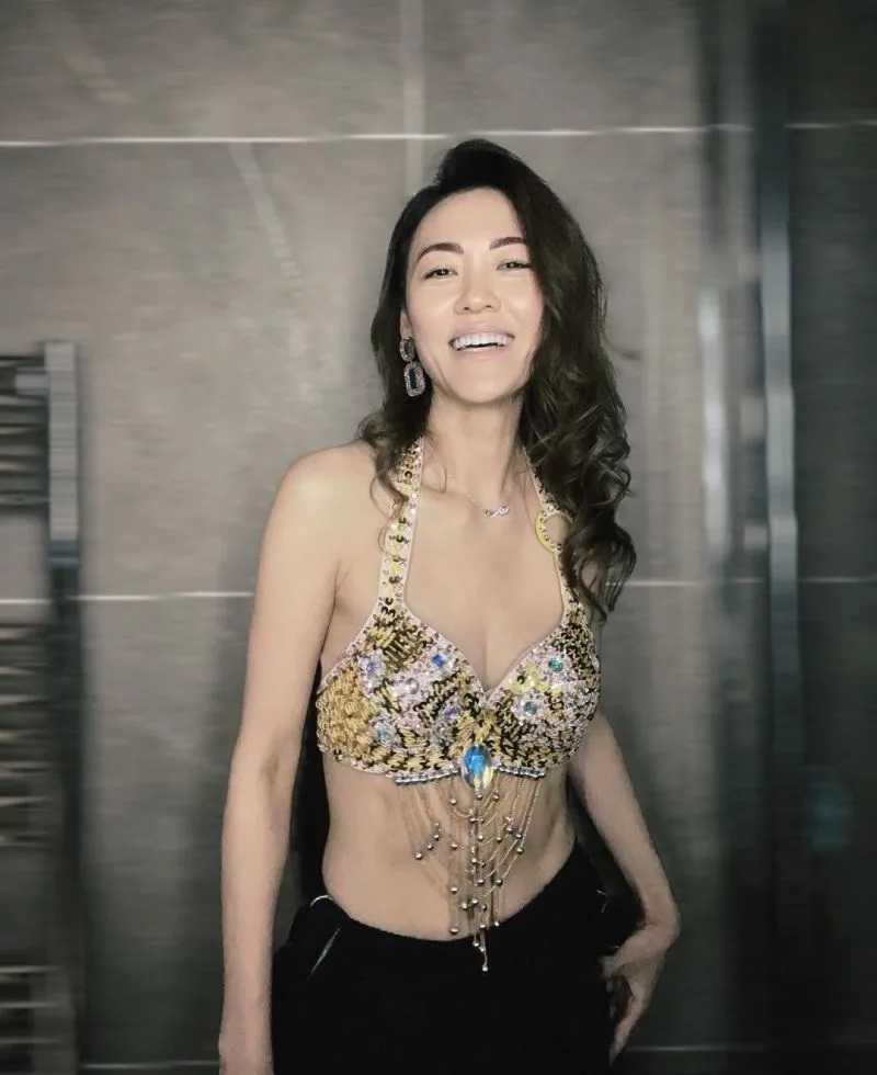 5 石頭的老婆準備肚皮舞比賽，小露纖細蠻腰。.jpg