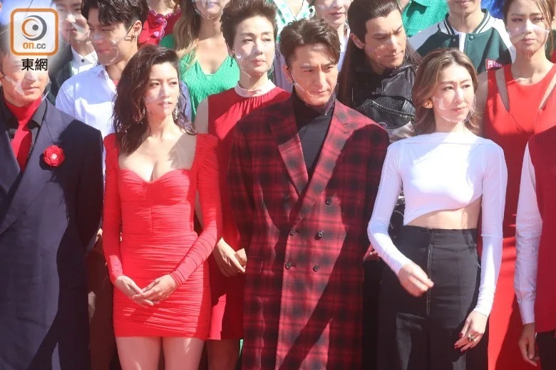 9 馬國明就畀蔡思貝同胡定欣夾住。.jpg