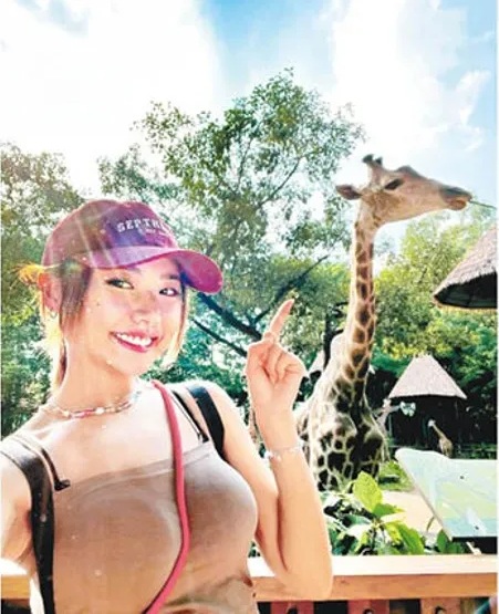 戴祖儀分享與長頸鹿合照，其身材同樣吸睛。.jpg