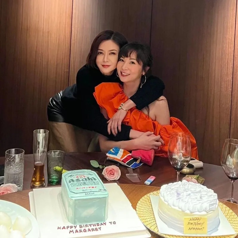 5 關之琳（後）與名媛友人合影，姿態妖嬈，60歲身材曲線成為焦點。.jpg.jpg