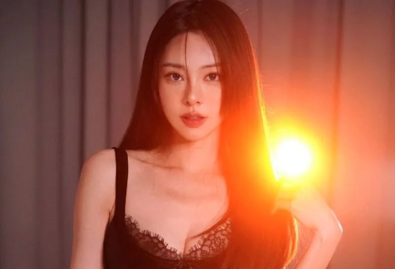 1 鋼琴女神「李元玲」在IG曬出「超狂腹肌」，也揭開5年來的飲食，讓粉絲驚呼「女神腰」、「漫畫腰，自律真的很重要」。.jpg.jpg