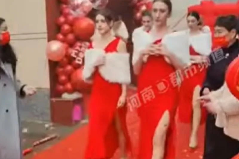 1 最神伴娘團，烏國8明正妹著高衩紅裙到場賀新婚，新郎險看呆。.jpg.jpg