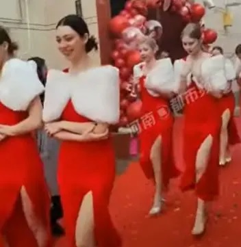 2 新娘父母特邀8名烏克蘭美女來當伴娘。.jpg