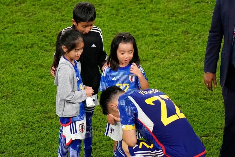 3  日本隊長吉田麻也子女紛紛上前給父親安慰，成了世足賽最暖畫面。.jpg.jpg