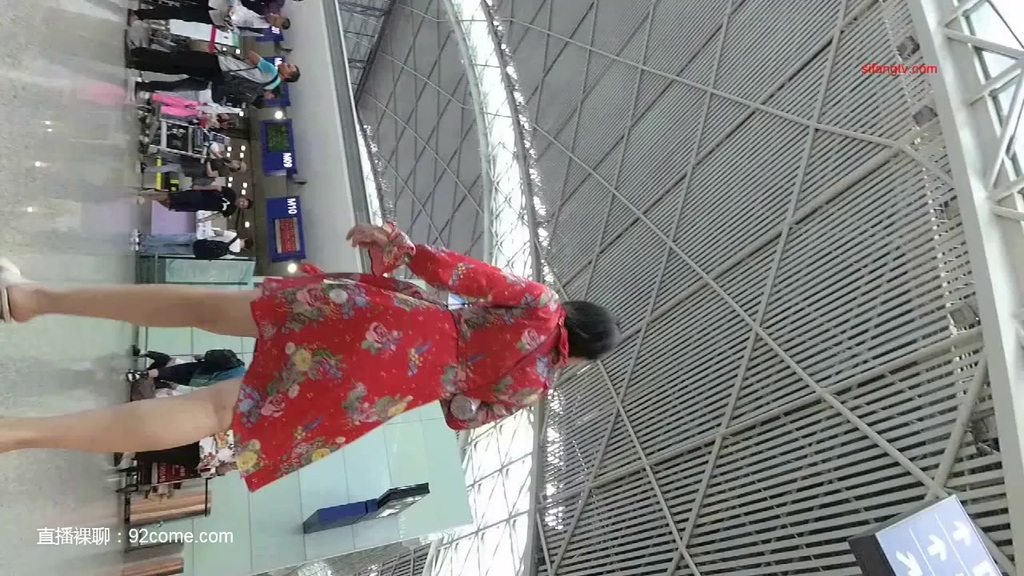机场露脸抄底红色连衣裙粉色丁子内内的漂亮少妇 02.jpg